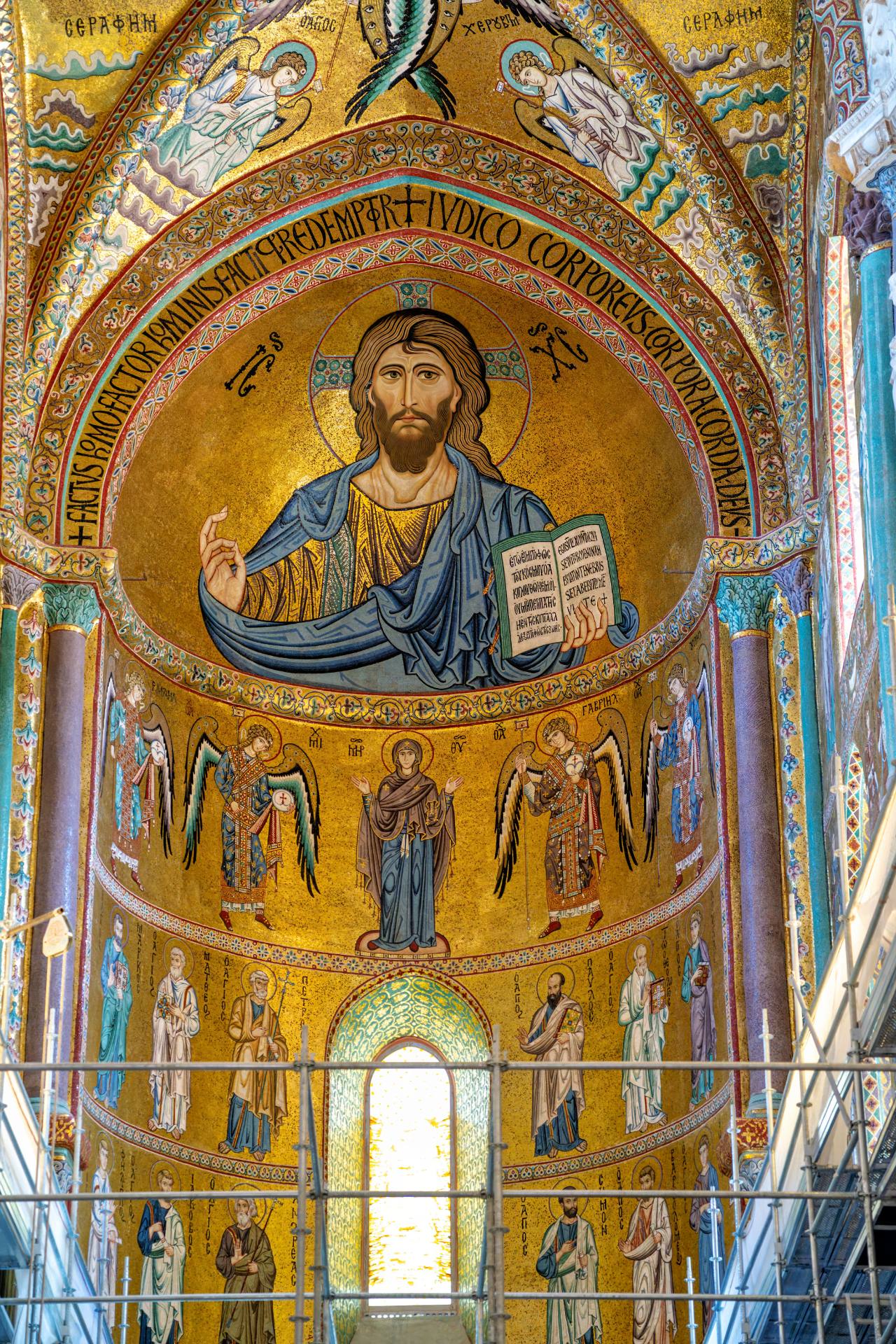 Im Inneren der Kathedrale